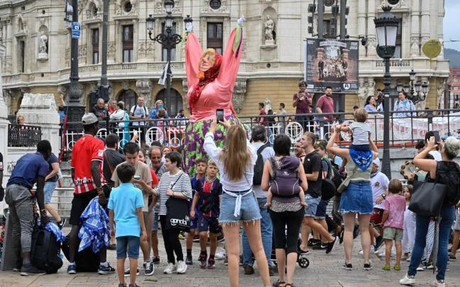 Decenas de personas se arremolinan alrededor de Marijaia en el acceso al recinto festivo más cercano al Teatro Arriaga. Decenas de personas se arremolinan alrededor de Marijaia en el acceso al recinto festivo más cercano al Teatro Arriaga.