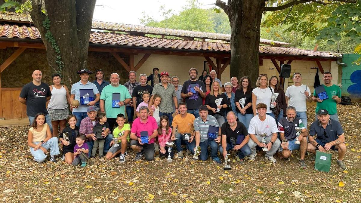 Entrega de premios del Campeonato de Bizkaia de bolos hiru txirlo tras la disputa de la jornada final en Markina-Xemein