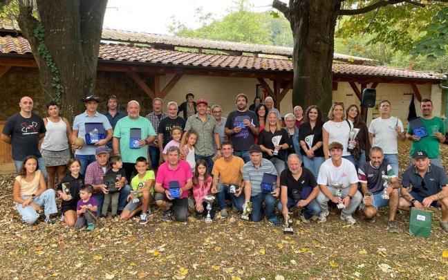Entrega de premios del Campeonato de Bizkaia de bolos hiru txirlo tras la disputa de la jornada final en Markina-Xemein