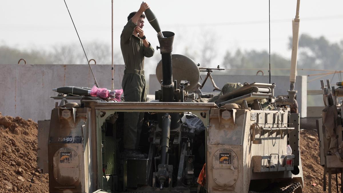 Militares israelíes cargan un lanzamisiles en el Franja de Gaza.