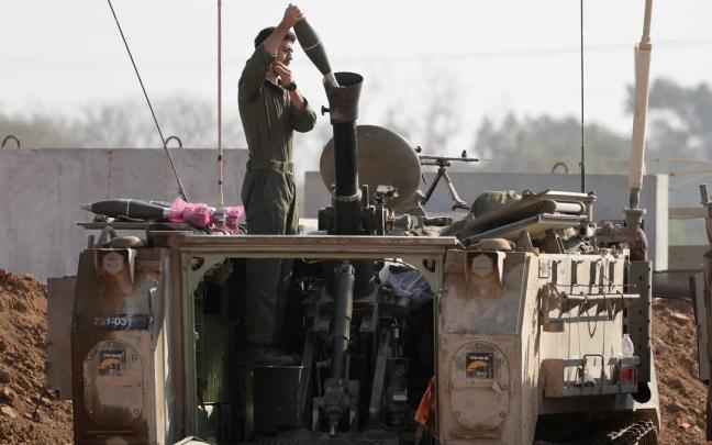 Militares israelíes cargan un lanzamisiles en el Franja de Gaza.