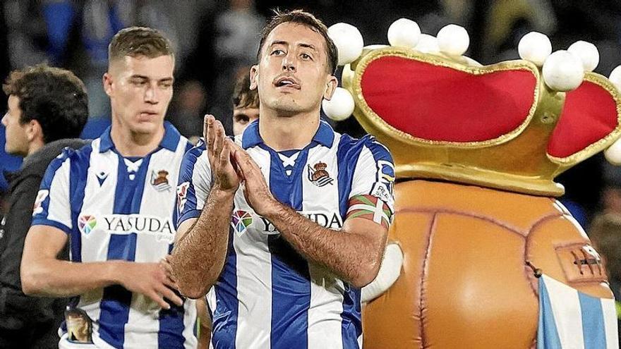 Luka Sucic y Mikel Oyarzabal, tras el partido disputado en Anoeta contra el Atlético de Madrid. / RUBEN PLAZA