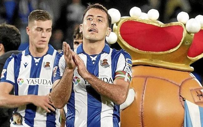Luka Sucic y Mikel Oyarzabal, tras el partido disputado en Anoeta contra el Atlético de Madrid. / RUBEN PLAZA