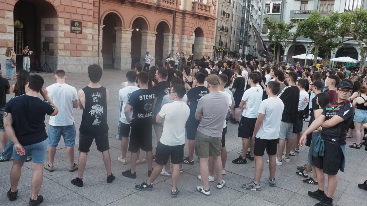 La manifestación finalizó en la plaza Untzaga con la lectura de un comunicado.