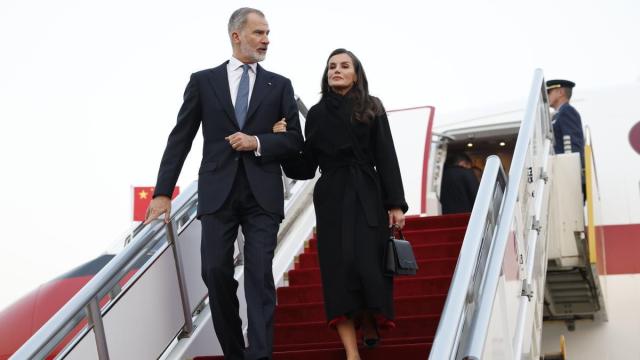 Felipe VI y la reina Letizia, durante su llegada este martes a China.