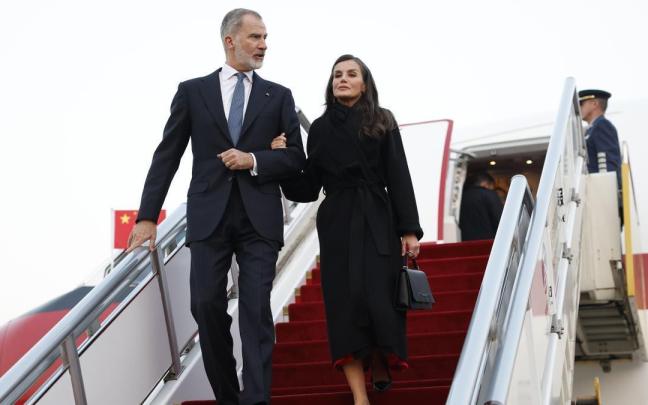 Felipe VI y la reina Letizia, durante su llegada este martes a China.