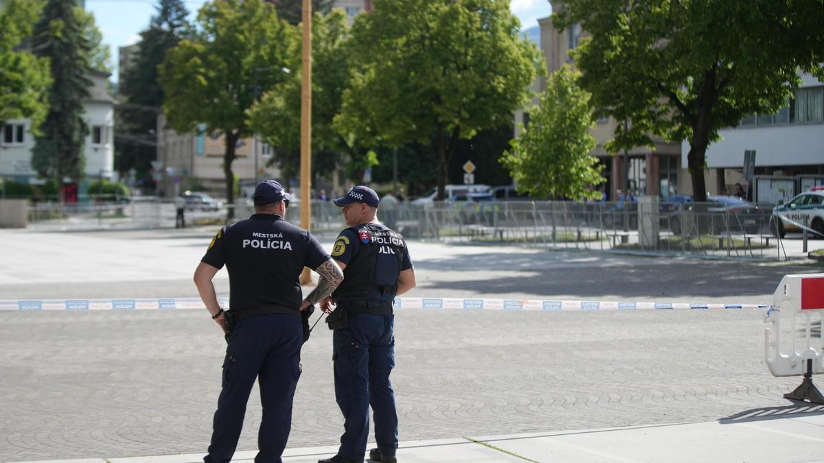 Imagen de dos agentes de policía eslovacos