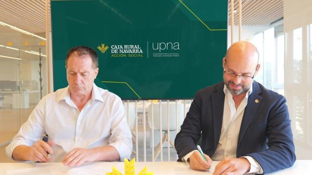 Firma del convenio entre la UPNA y Acción Social de Caja Rural.