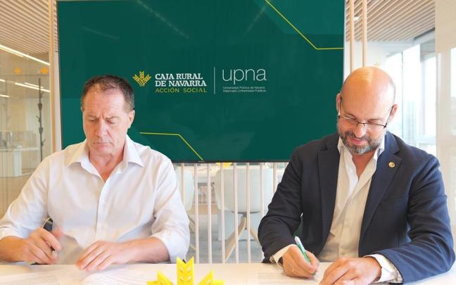 Firma del convenio entre la UPNA y Acción Social de Caja Rural.