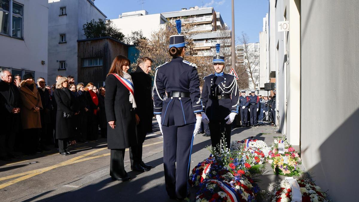 La alcaldesa de París, Anne Hidalgo, y el presidente de Francia, Emmanuel Macron, participan en los actos de conmemoración por el décimo aniversario del atentado contra 'Charlie Hebdo'.