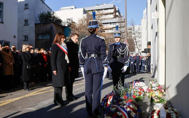 La alcaldesa de París, Anne Hidalgo, y el presidente de Francia, Emmanuel Macron, participan en los actos de conmemoración por el décimo aniversario del atentado contra 'Charlie Hebdo'. / EFE La alcaldesa de París, Anne Hidalgo, y el presidente de Francia, Emmanuel Macron, participan en los actos de conmemoración por el décimo aniversario del atentado contra 'Charlie Hebdo'.