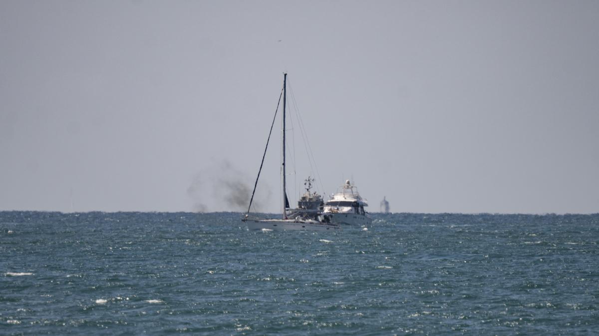 Buques internacionales de la Flotilla Sumud entrando en el puerto de Ashdod escoltados por la Armada israelí.