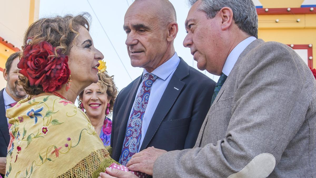 María Jesús Montero visita la Feria de Abril