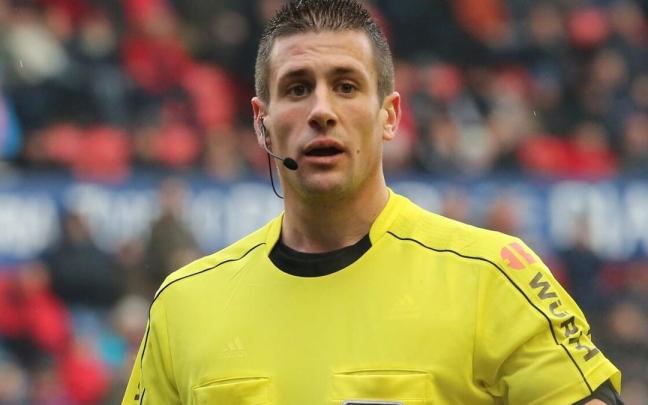 Árbitro Díaz de Mera. / JAVIER BERGASA