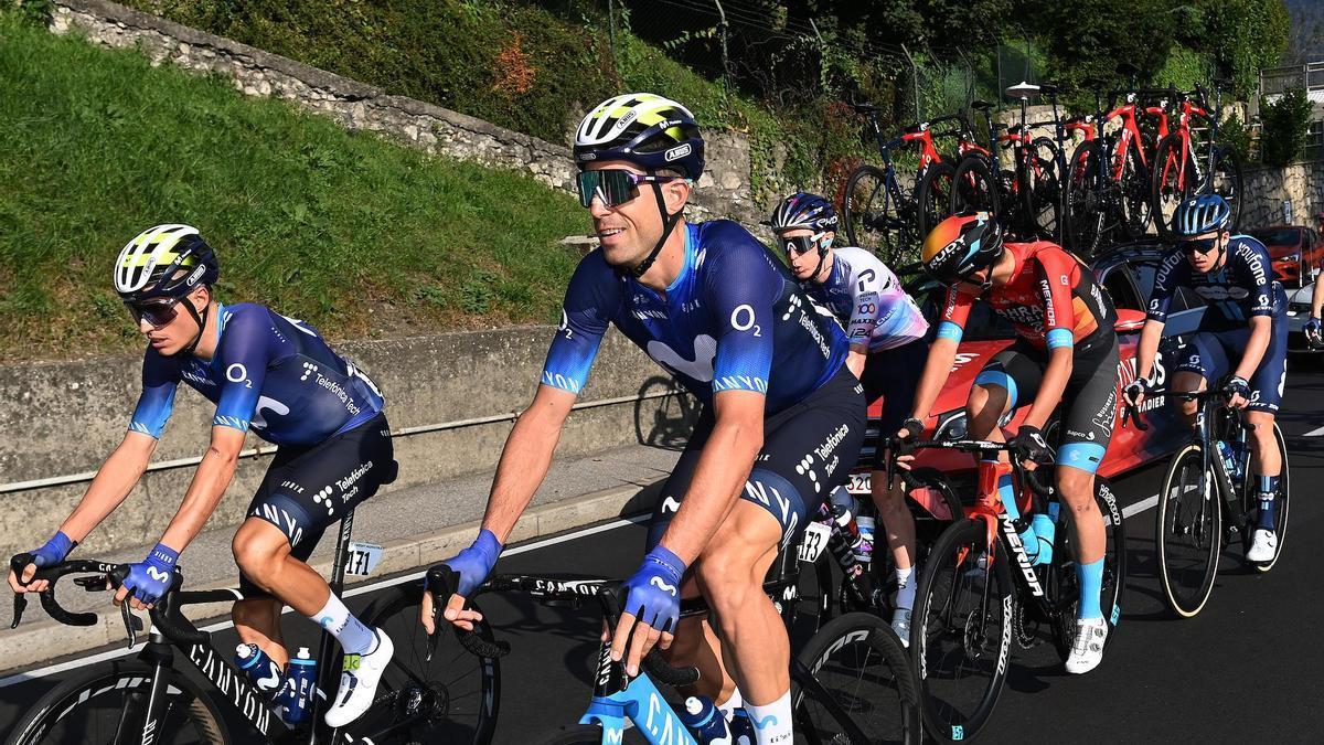 Imanol Erviti rueda junto a Enric Mas en Il Lombardia, su última carrera.