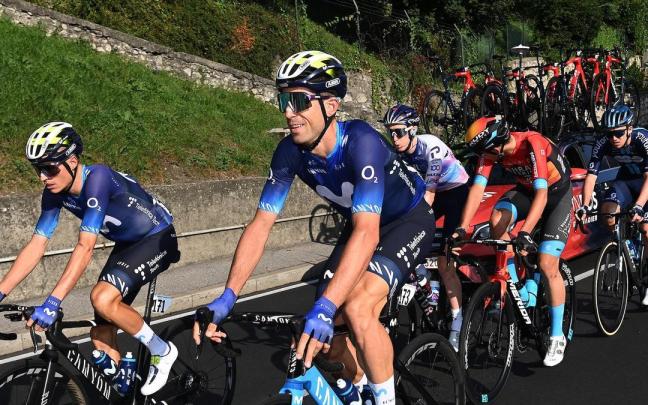 Imanol Erviti rueda junto a Enric Mas en Il Lombardia, su última carrera.