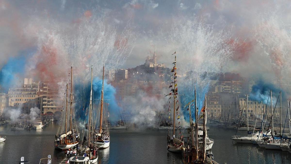 Fuegos artificiales en Marsella por la llegada de la llama olímpica.