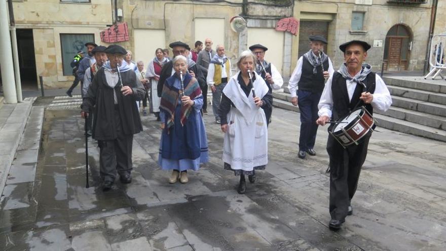 Txistulariak eta udal ordezkariak.