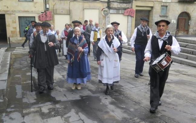 Txistulariak eta udal ordezkariak.