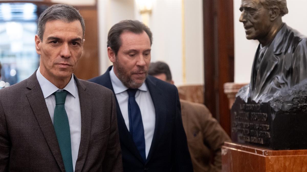 Pedro Sánchez, acompañado por Óscar Puente, camino de la sesión plenaria celebrada esta semana.