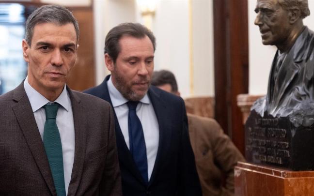 Pedro Sánchez, acompañado por Óscar Puente, camino de la sesión plenaria celebrada esta semana.