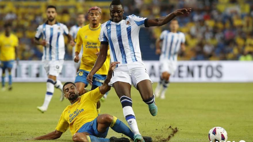 Sadiq Umar trata de avanzar con el balón ante un jugador del Las Palmas. / LALIGA