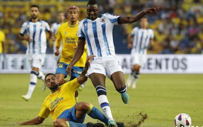 Sadiq Umar trata de avanzar con el balón ante un jugador del Las Palmas. / LALIGA