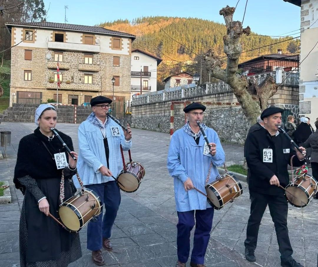 El sonido del txistu, que siempre acompaña al Coro de Arratia, está muy presente en el disco