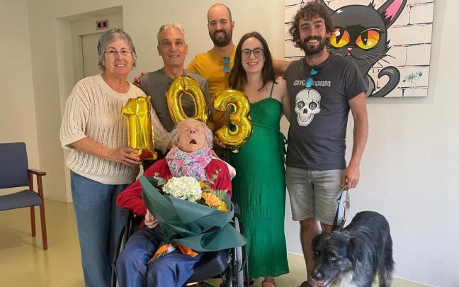 Julia Fernández, con sus familiares.