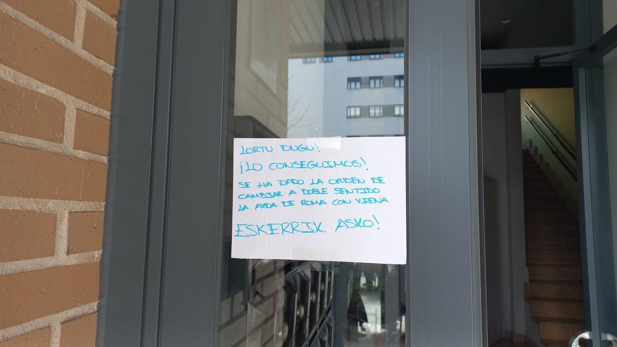 Nota colgada en varios portales de Avenida de Bruselas en Salburua