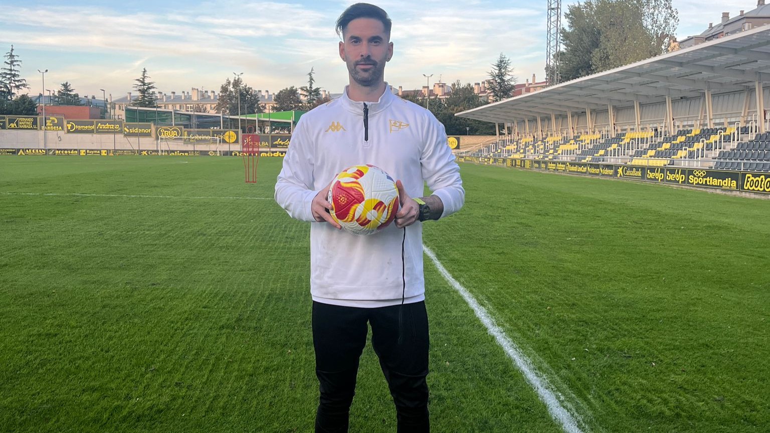 Egoitz Bilbao, entrenador del Club Portugalete, posa con el balón de la Copa en la vispera de recibir al Valladolid