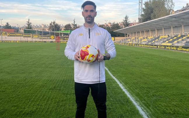 Egoitz Bilbao, entrenador del Club Portugalete, posa con el balón de la Copa en la vispera de recibir al Valladolid