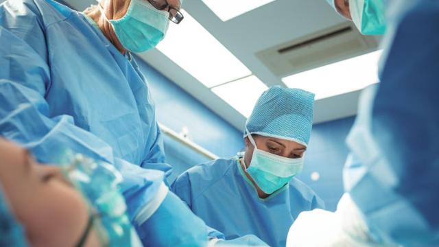 Equipo de cirujanos realizando una intervención en quirófano.