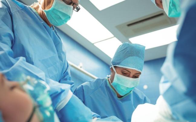 Equipo de cirujanos realizando una intervención en quirófano.