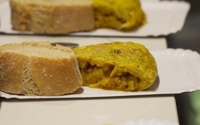 Adem&aacute;s de la tortilla para llevar, Amatxi ofrece ahora la posibilidad de comerla en su local.