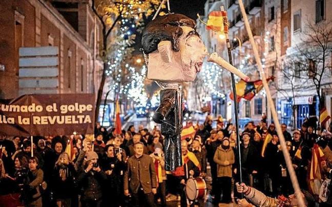 Un momento del apaleo a Sánchez frente a la sede de Ferraz.