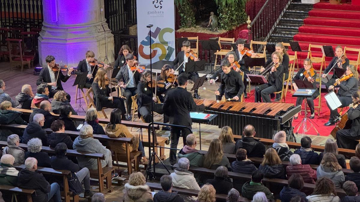 La orquesta Aequus Ensemble durante uno de sus conciertos en la parroquia.
