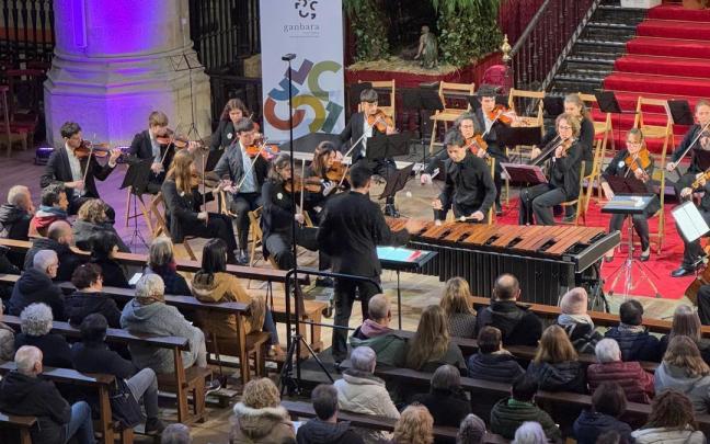 La orquesta Aequus Ensemble durante uno de sus conciertos en la parroquia.