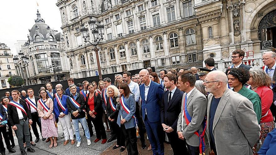 Alcaldes franceses se concentraron ayer en París en protesta por el ataque sufrido por el primer edil de L’Hay-les-Roses en la noche del pasado sábado. | FOTO: EFE