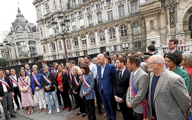 Alcaldes franceses se concentraron ayer en París en protesta por el ataque sufrido por el primer edil de L’Hay-les-Roses en la noche del pasado sábado. | FOTO: EFE