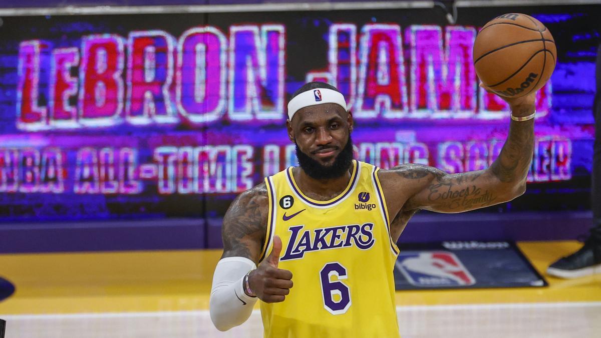 LeBron James, el día que superó a Kareem Abdul-Jabbar como máximo anotador de la historia de la NBA.