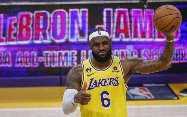 LeBron James, el día que superó a Kareem Abdul-Jabbar como máximo anotador de la historia de la NBA.