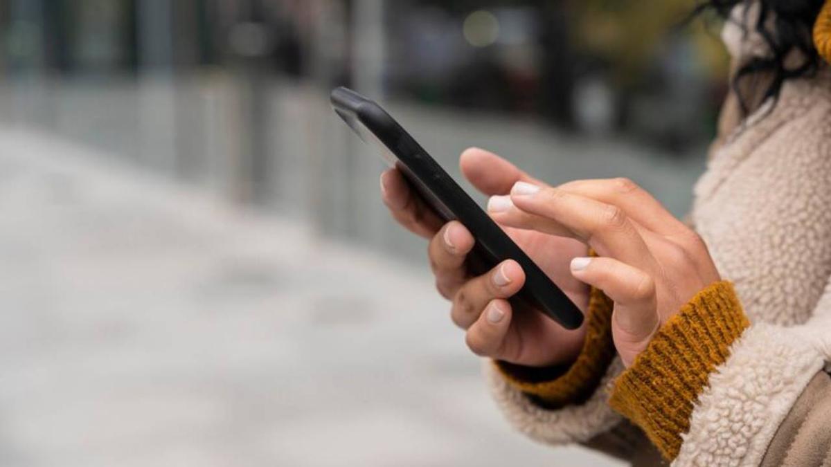 Otro de los consejos fundamentales que ofrece esta experta es evitar por completo hacer clic en enlaces incrustados en mensajes sospechosos