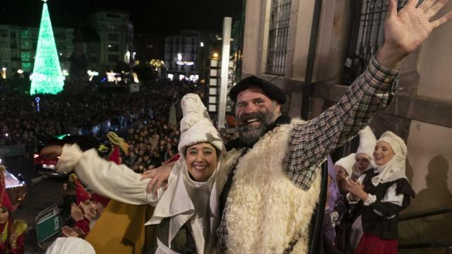 Olentzero y Mari Domingi, en unas Navidades pasadas en Gasteiz. Foto: Alex Larretxi