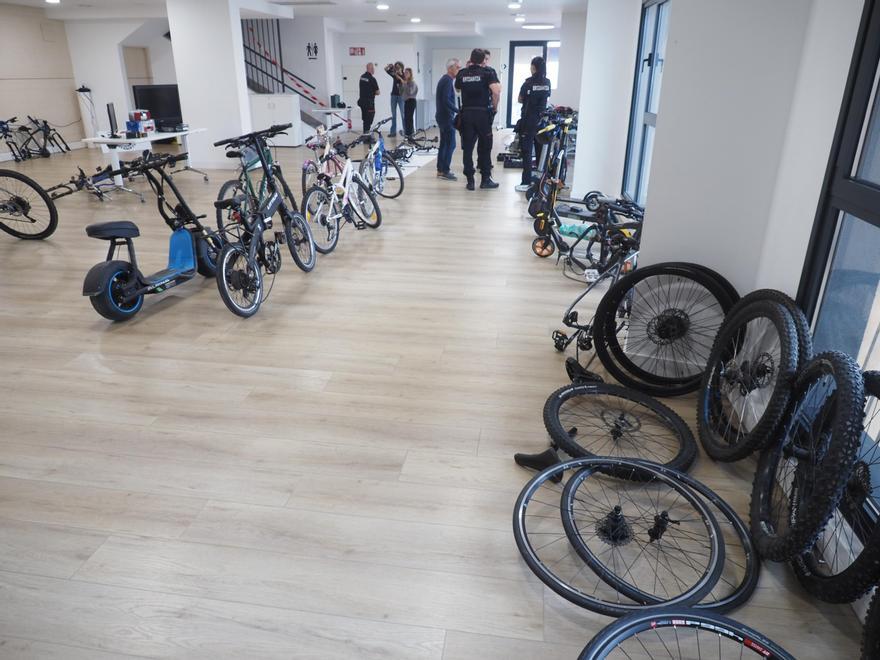 Ruedas de diversos tipos, bicicletas y patines conforman buena parte del material incautado a los ladrones.