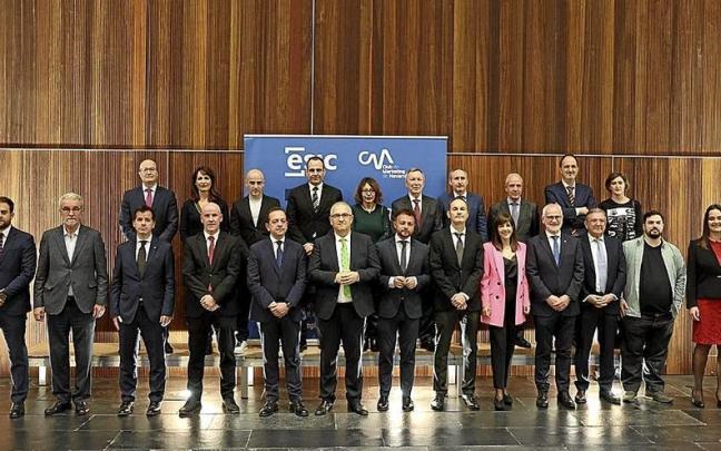 Segundo fila (i-d): Carlos Fernández Valdivielso, María Sanz de Galdeano, Gorka Jiménez, Óscar Ortiz, Sonia García, Joaquín Ansa, José Manuel Erro, José María Monteros, Luis Miguel Andueza y Nuria Centeno. Dela