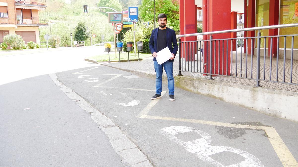 El alcalde de Legazpi, en la parada de autobús de Saturnino Telleria.