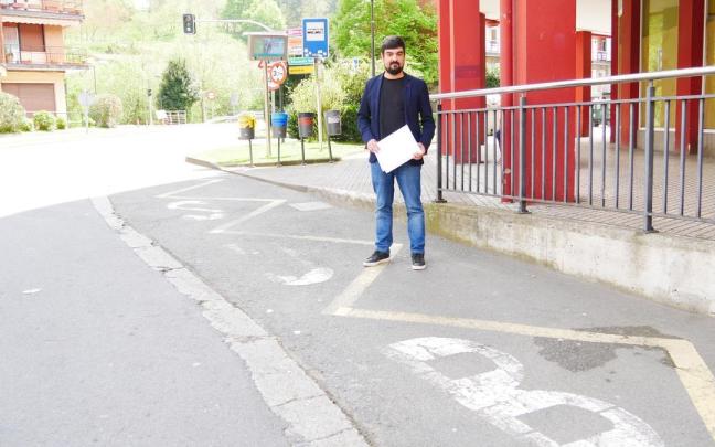 El alcalde de Legazpi, en la parada de autobús de Saturnino Telleria.