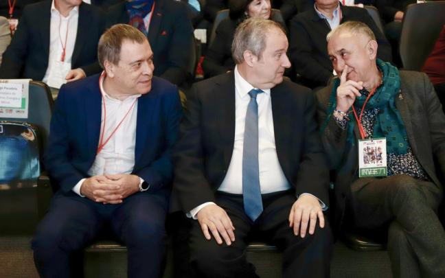 El ministro de Industria, Jordi Hereu, escucha al líder de UGT, Pepe Álvarez,el pasado viernes durante la Feria de la Industria de Málaga.