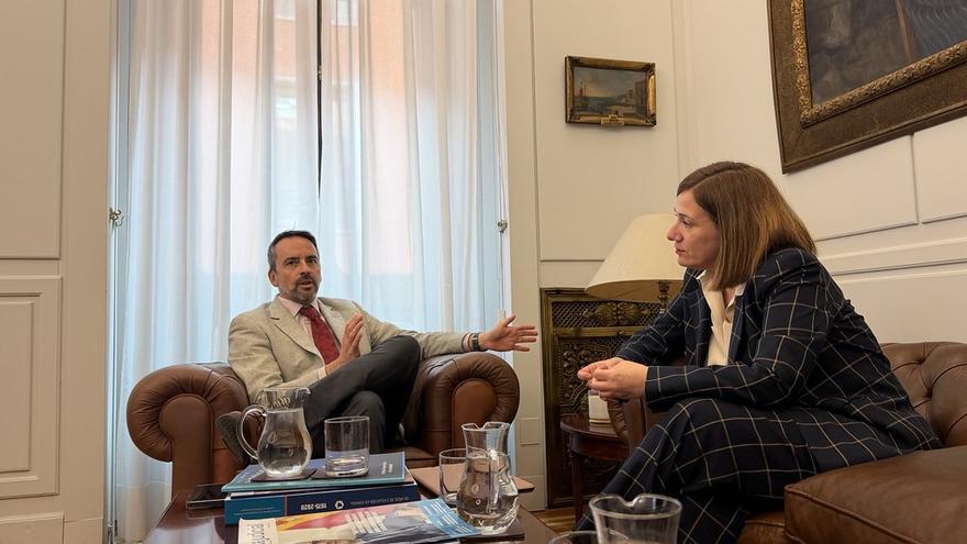 Foto de la reunión entre el secretario de Estado de Justicia, Manuel Olmedo, y la alcaldesa de Irun, Cristina Laborda.